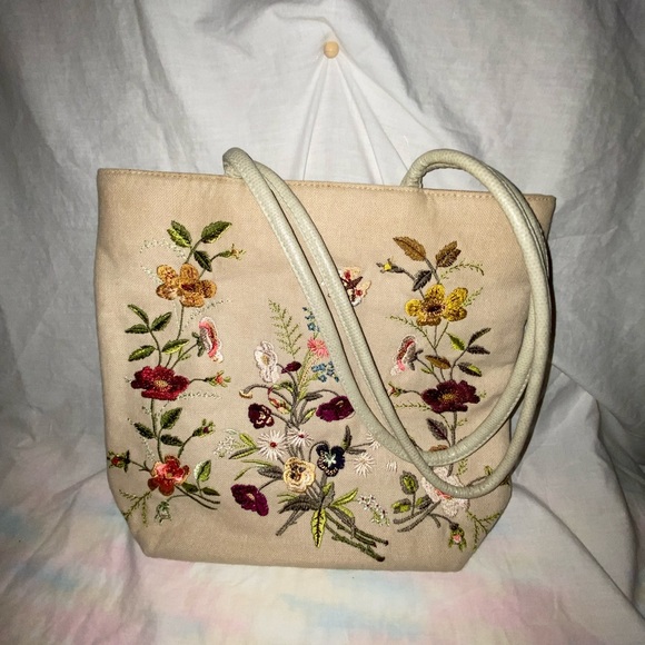 Leslie Fay Accessories Embroidered flowers - Picture 6 of 6